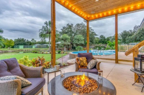 Tropical getaway Pool and tiki bar
